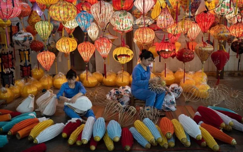 Du lịch Đà Nẵng cho gia đình có trẻ nhỏ học làm lồng đèn phố cổ Hội An