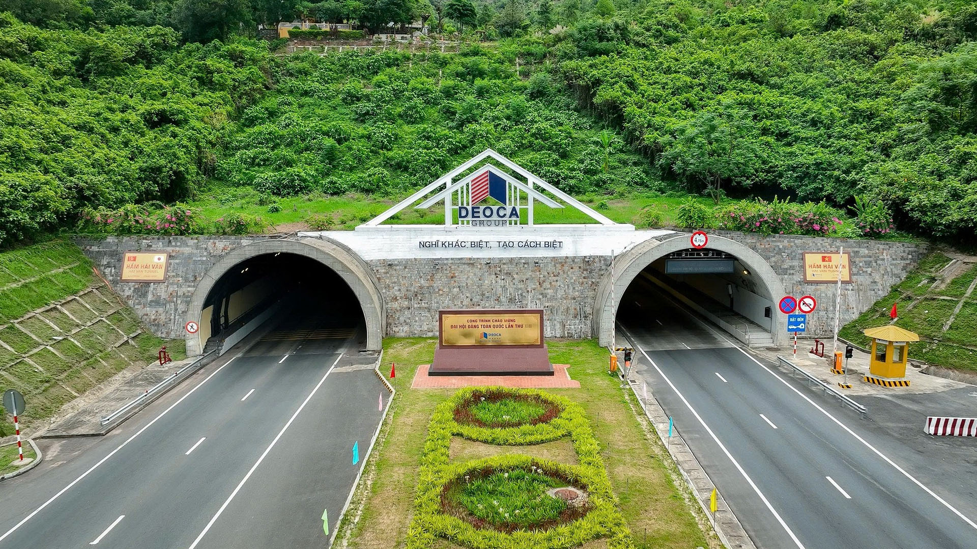 Tour Huế 1 ngày từ Đà Nẵng: Cửa hầm đường bộ Hải Vân kết nối giao thông huyết mạch