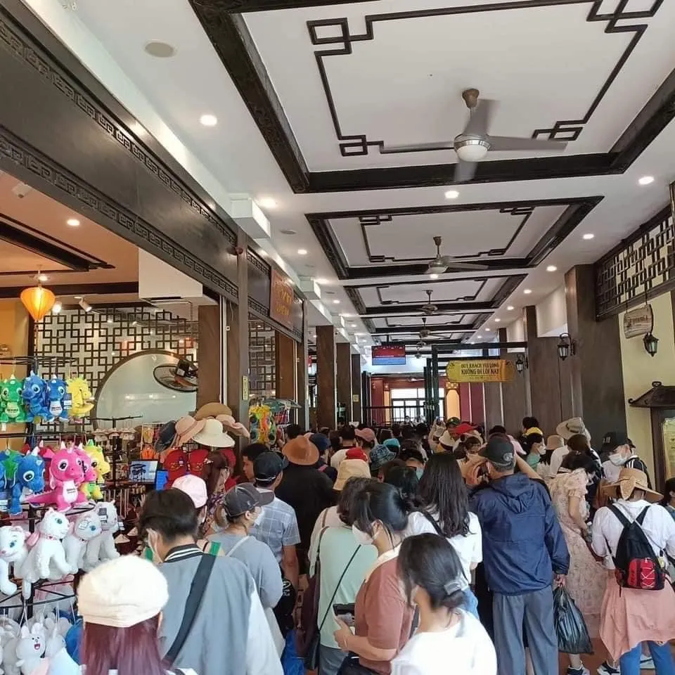 Lối vào nhà ga cáp treo Bà Nà Hills được trang trí lộng lẫy