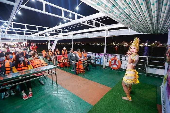 Thưởng thức điệu múa Chăm Pa truyền thống trên du thuyền Sông Hàn