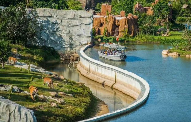 Nên đi Bà Nà Hills hay VinWonders Nam Hội An River Safari