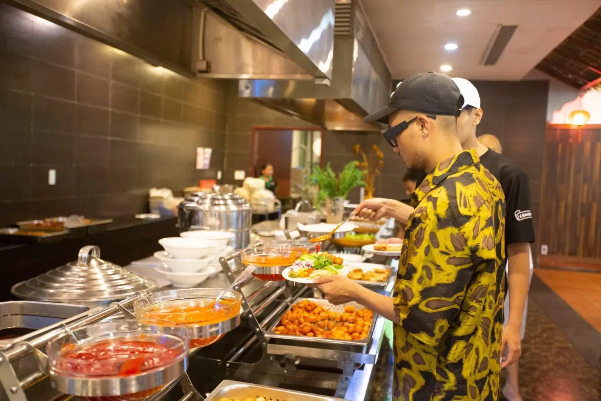 Thưởng thức tiệc Buffet trưa phong phú 100 món tại Nhà hàng Rồng Đỏ trong Gói Tích Lộc