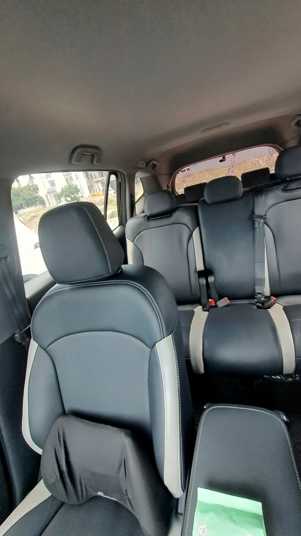 Nội thất xe 7 chỗ rộng rãi mát mẻ chứa hành lý và phao bơi thoải mái