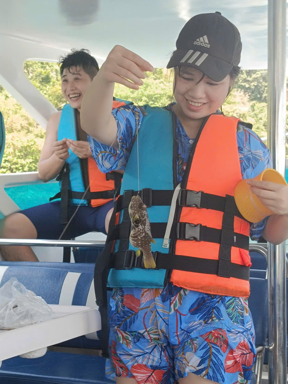 선상 낚시로 잡아 올린 싱싱한 바닷물고기 조과