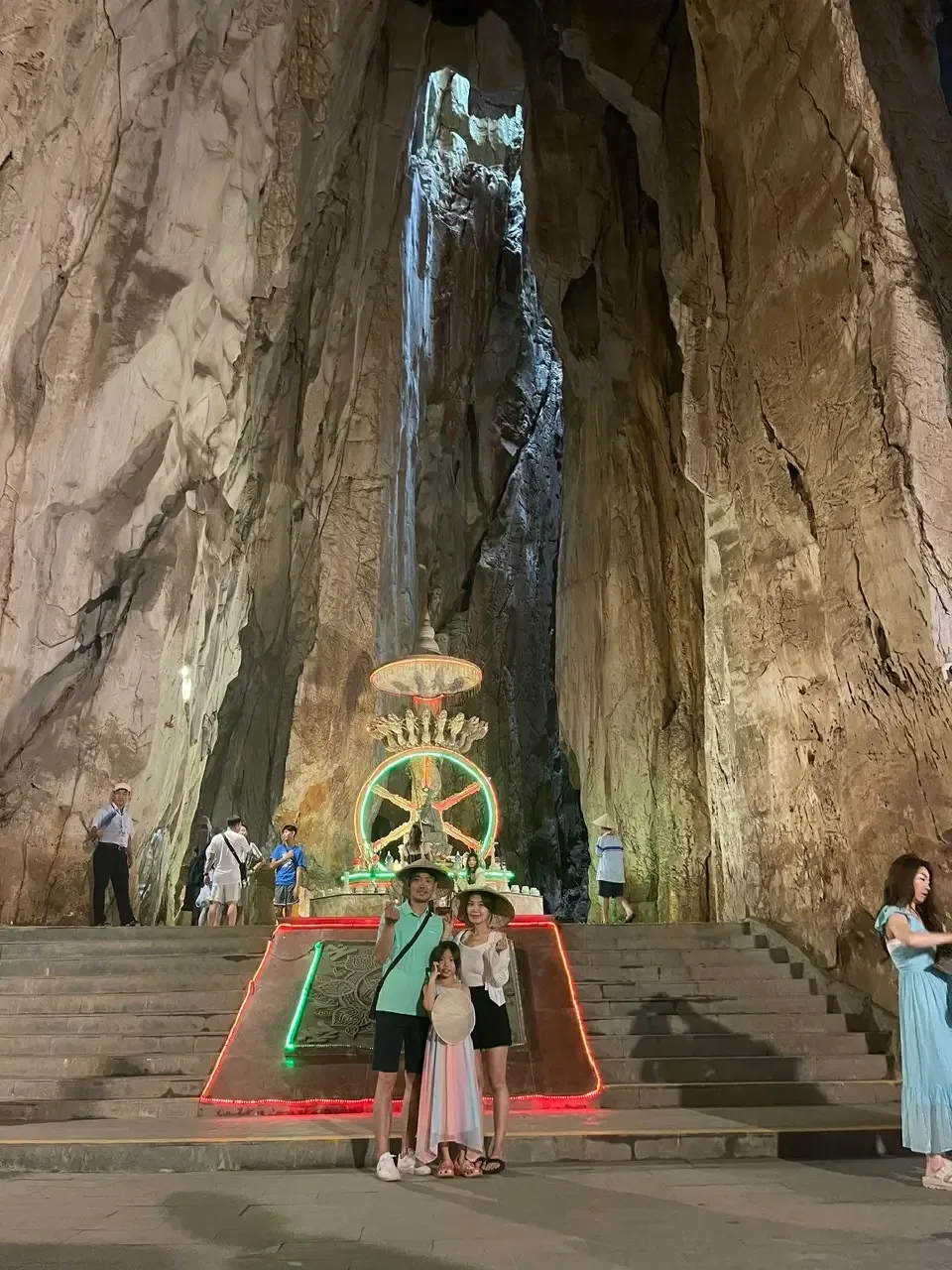Thuê xe riêng 7 chỗ Đà Nẵng đi Động Âm Phủ Ngũ Hành Sơn