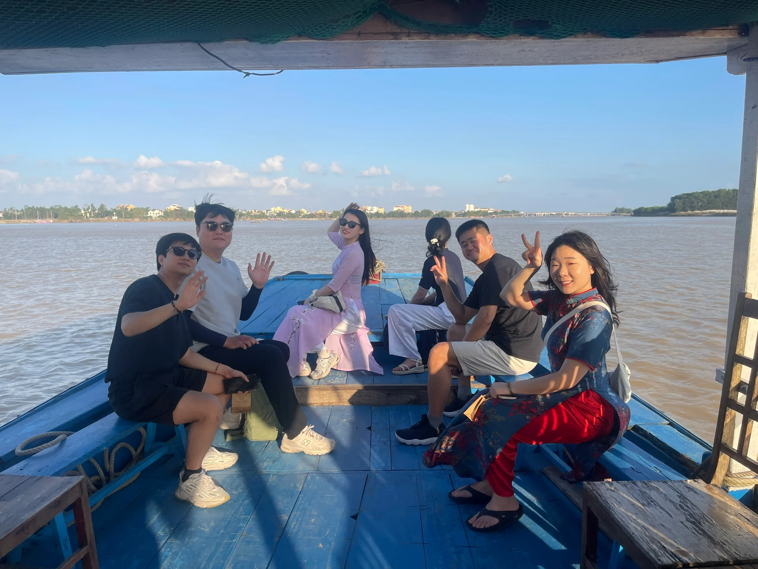 Thuyền du ngoạn trên sông Thu Bồn chảy qua làng gốm Thanh Hà