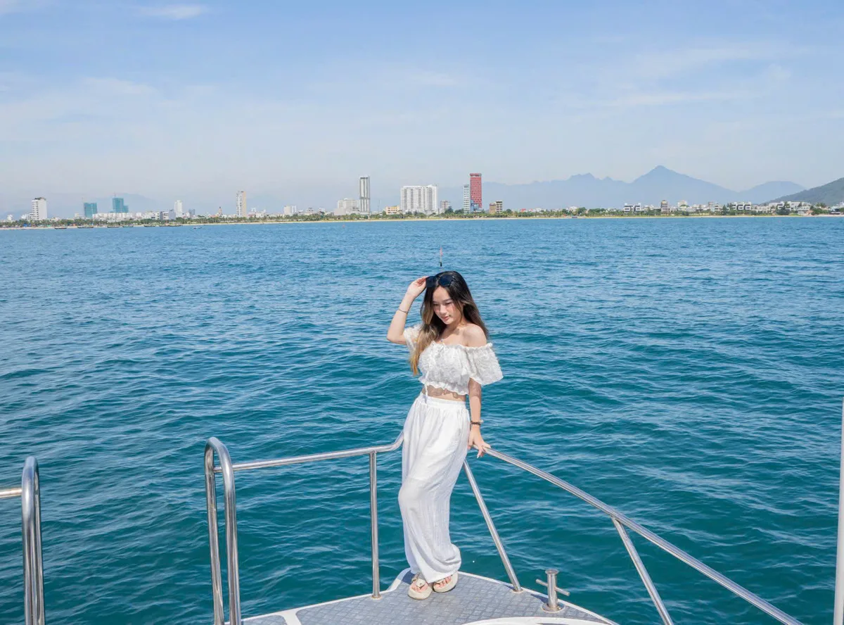 Trải nghiệm lặn ngắm san hô Đà Nẵng du khách check in thả dáng cực chill từ mạn thuyền