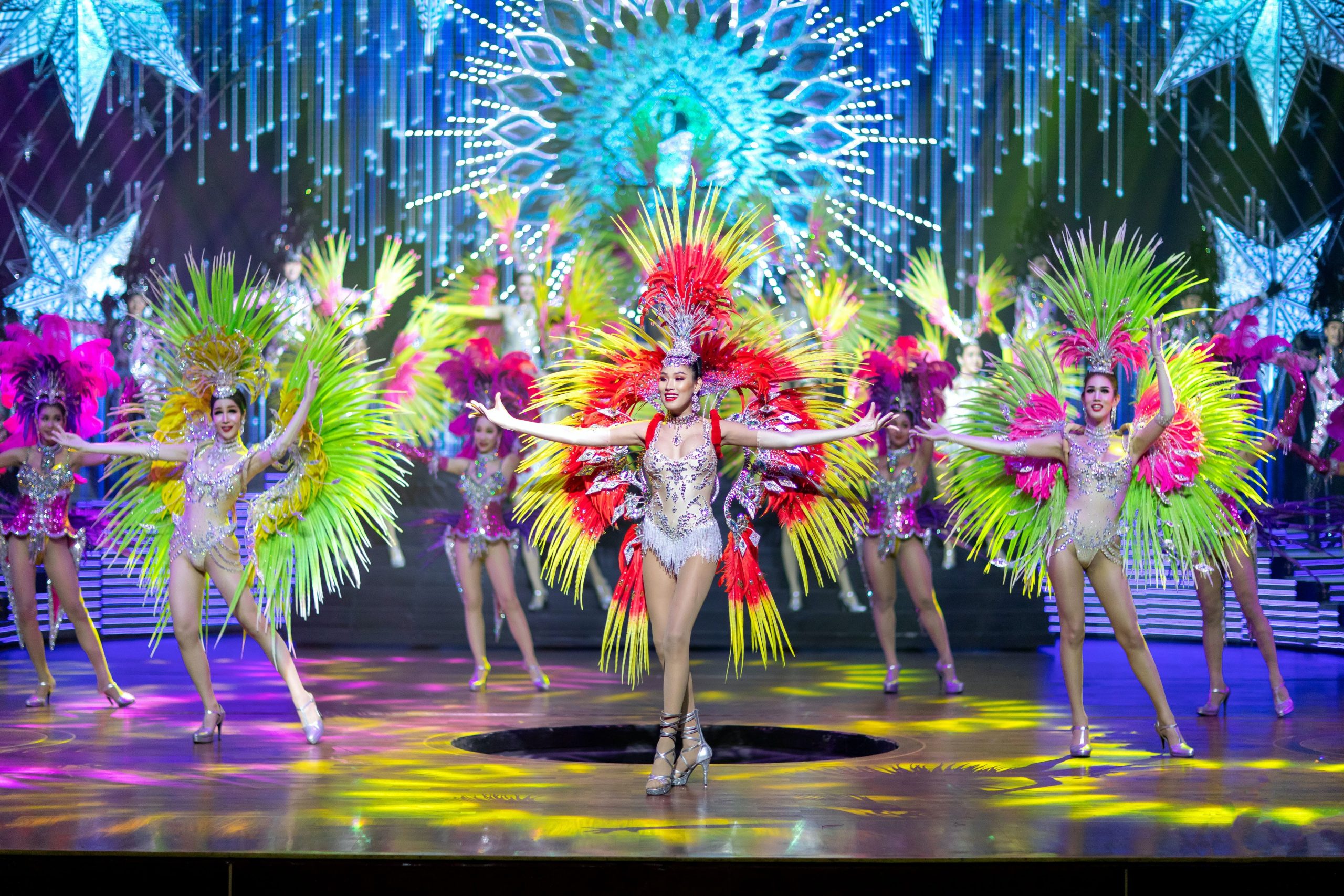Đại nhạc hội Alcazar Show Pattaya đại tiệc ánh sáng âm nhạc của vũ công chuyển giới tài ba
