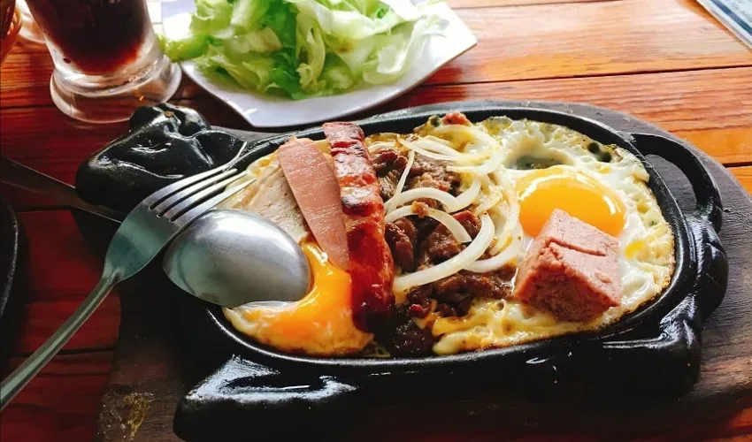 best bo ne in da nang Lan Huong beef steak skillet with rich gravy and savory meatballs