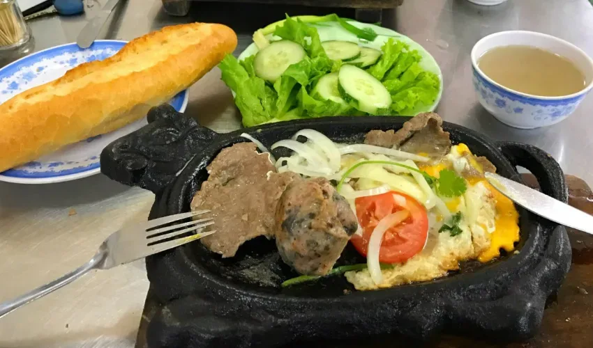 best bo ne in da nang Linh late night sizzling beef steak on Hai Phong street