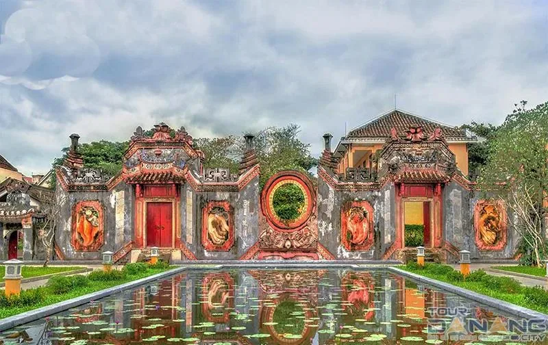 best photo spots in Hoi An Ba Mu Temple circular Tam Quan gate water reflection