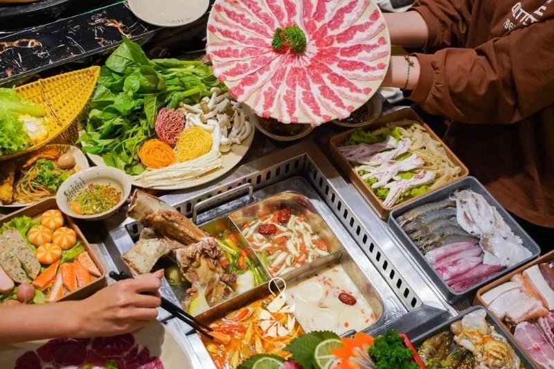 Bữa trưa lẩu Nhật Bản thanh ngọt hấp dẫn tại nhà hàng địa phương ở Hồng Kông