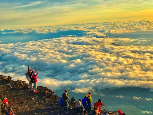 Núi Phú Sĩ biểu tượng linh thiêng của Nhật Bản với chỏm tuyết trắng kỳ vĩ