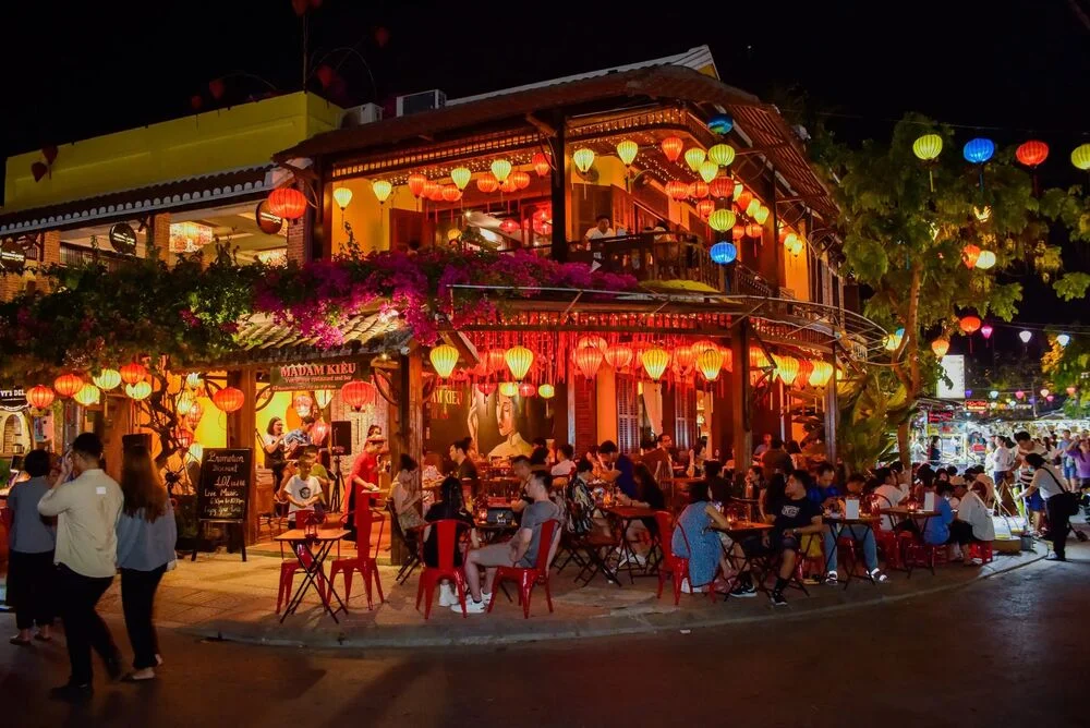 Không khí tấp nập tại chợ đêm Nguyễn Hoàng với hàng trăm gian hàng đèn lồng thủ công mỹ nghệ