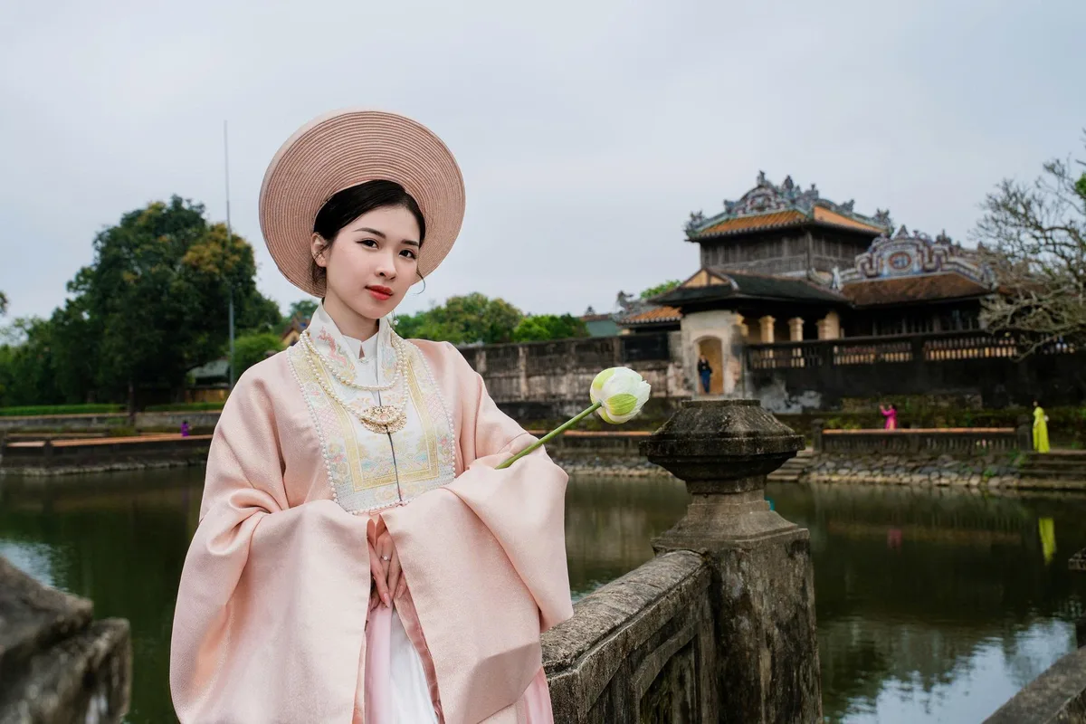 cổ phục triều nguyễn chụp tại cung đình đại nội huế uy nghiêm sang trọng
