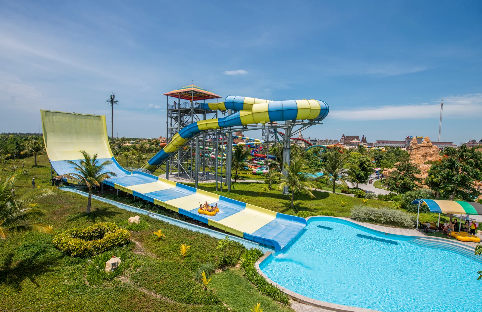 water world water park wave pool boomerang slide vinwonders nam hoi an