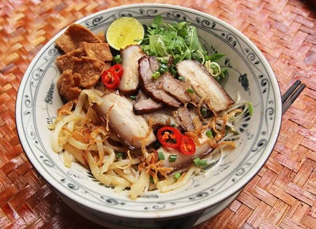 Món mì Cao Lầu Hội An chuẩn vị với thịt xíu da giòn và rau sống làng Trà Quế