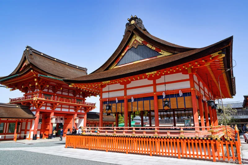 Đền thờ Thần đạo Fushimi Inari-Taisha Kyoto với hơn 1000 cổng Torii màu đỏ son
