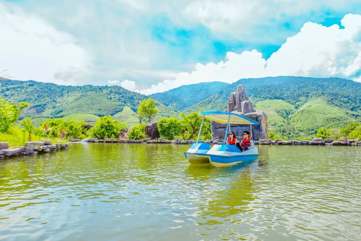 lịch trình Núi Thần Tài 1 ngày thư giãn thả phao dòng sông lười