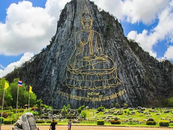 Núi Phật Vàng Khao Chee Chan Pattaya kiệt tác tượng Phật Thích Ca khắc laser dát vàng