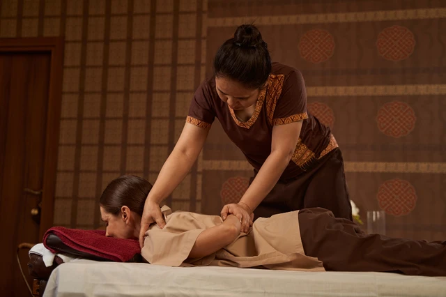 Trải nghiệm massage cổ truyền Thái Lan 60 phút phục hồi sức khỏe trong tour 5N4Đ