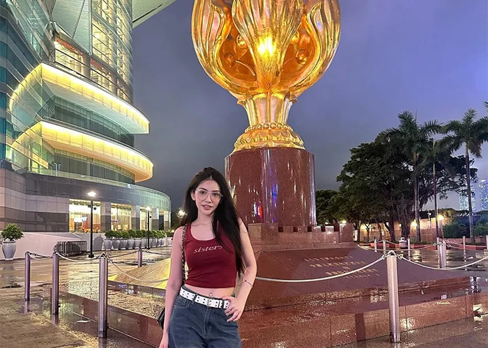 Quảng trường Golden Bauhinia tượng hoa Dương Tử Kinh mạ vàng và Trung tâm Triển lãm Hồng Kông