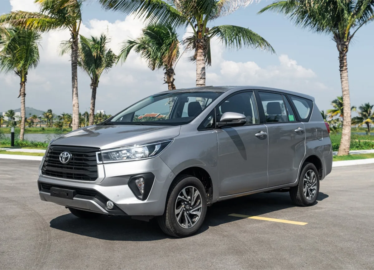 thuê xe 7 chỗ Đà Nẵng đi Bà Nà Hills Toyota Innova Cross khoang ngồi rộng rãi