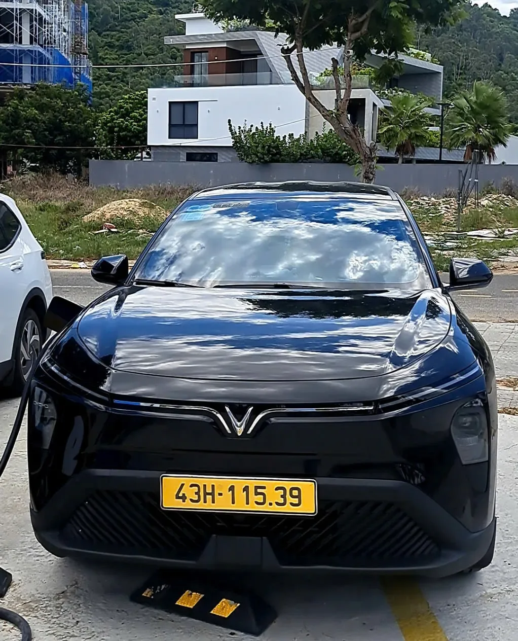 thuê xe 7 chỗ Đà Nẵng đi Bà Nà Hills xe điện VinFast LimoGreen êm ái
