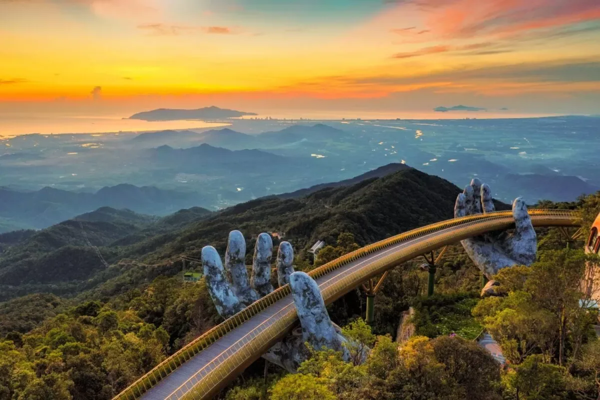 thue-xe-rieng-7-cho-da-nang-di-ba-na-hills-cau-vang
