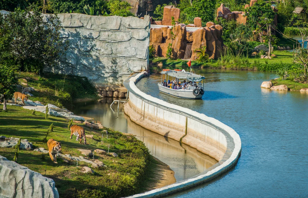 kinh nghiệm đi VinWonders Nam Hội An ngày mưa ngồi thuyền River Safari ngắm động vật