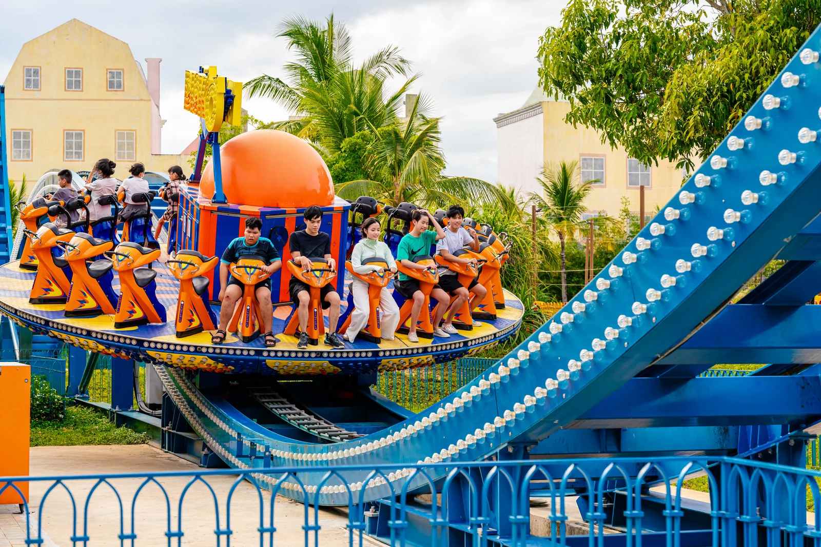 adventure land thrill rides swiss drop tower roller coaster vinwonders nam hoi an