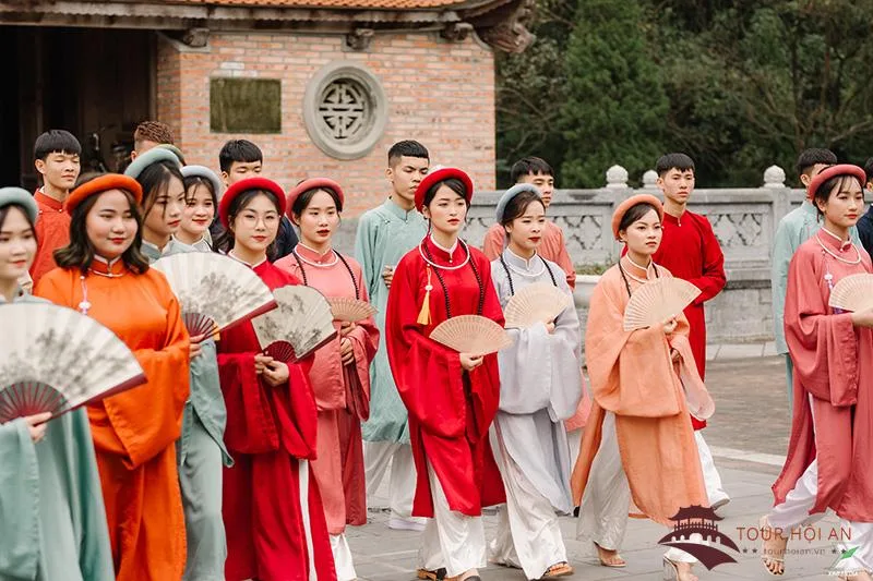what to wear in da nang traditional Vietnamese ao dai in Hoi An ancient town