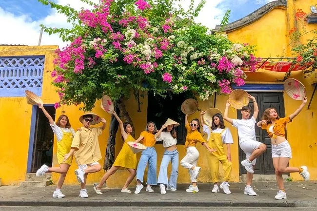 what to wear in da nang comfortable casual outfit and sneakers for street food markets